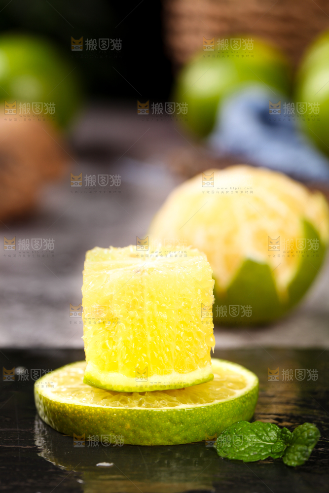 黑底上的皇帝柑果肉