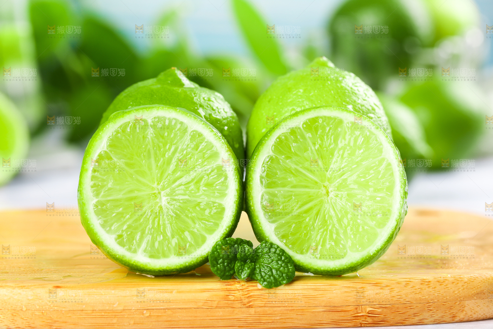 木板上放着四川安岳青柠檬