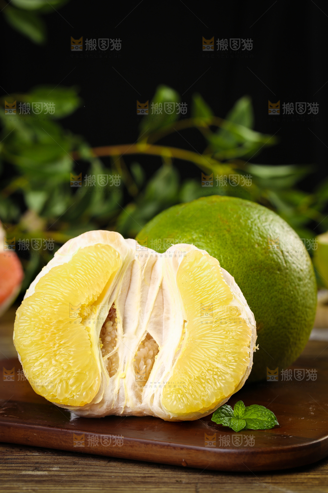深底上的泰国青柚和青柚果肉