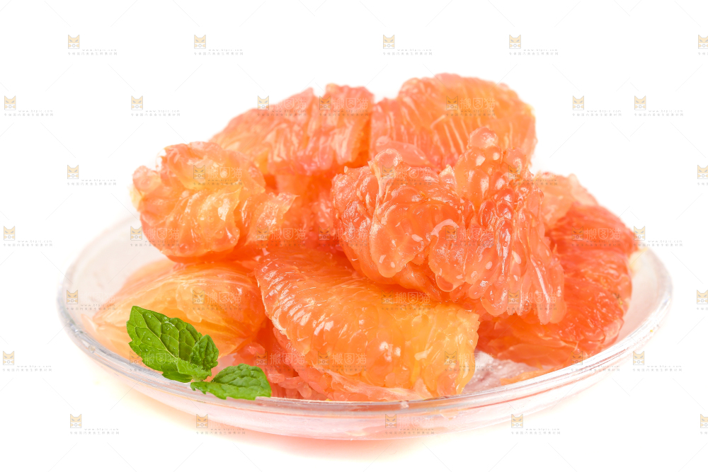 白底上放着一盘红心蜜柚果肉