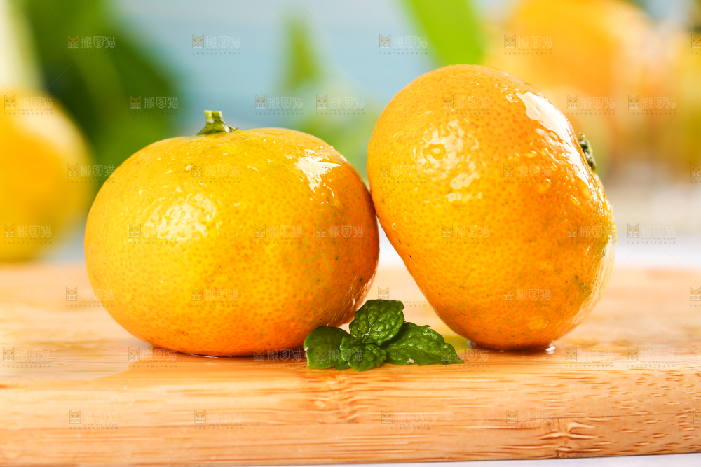 木板上放着蜜桔