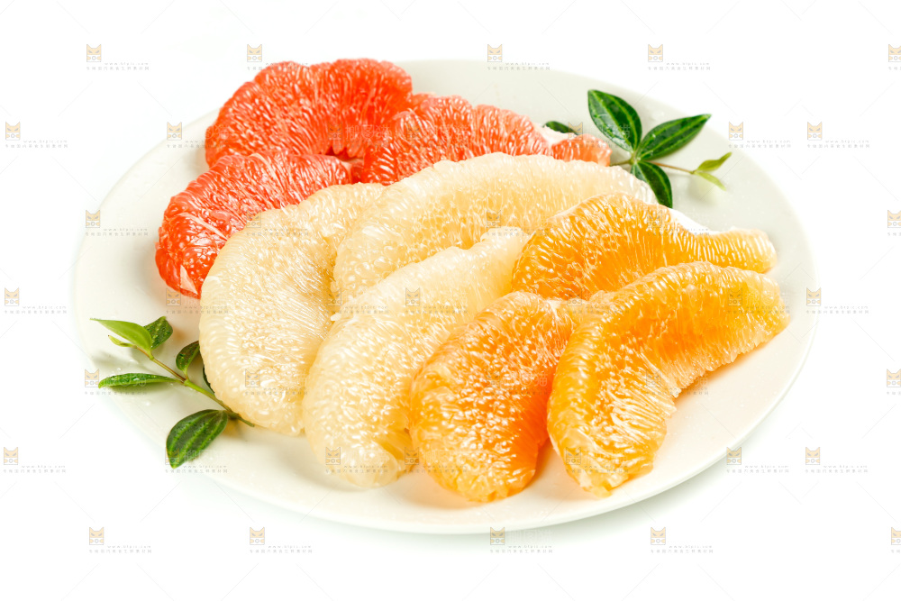 白底上一盘三种蜜柚果肉