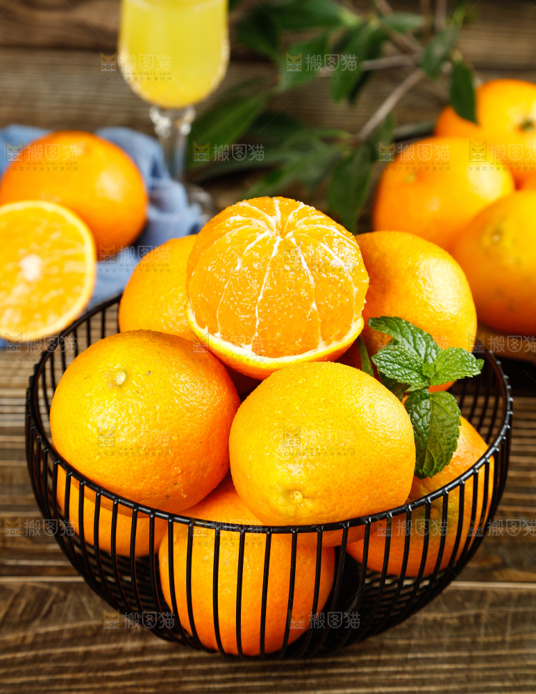 木底上放着一篮爱媛38号果冻橙