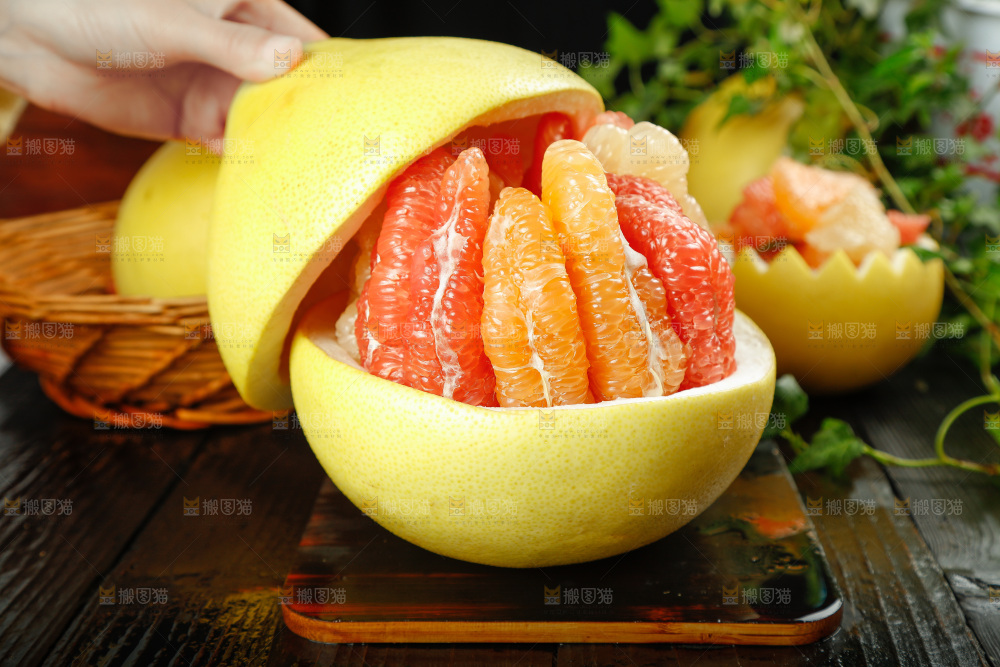 深底上的三色蜜柚