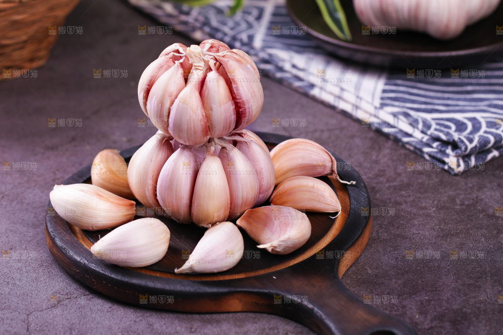 深木板上放着紫皮大蒜