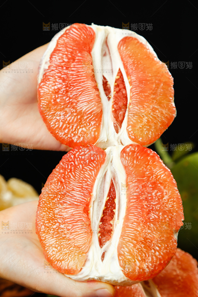 手上拿着红心柚果肉