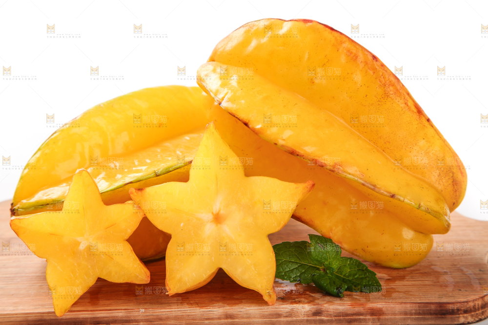 木板上摆放着杨桃