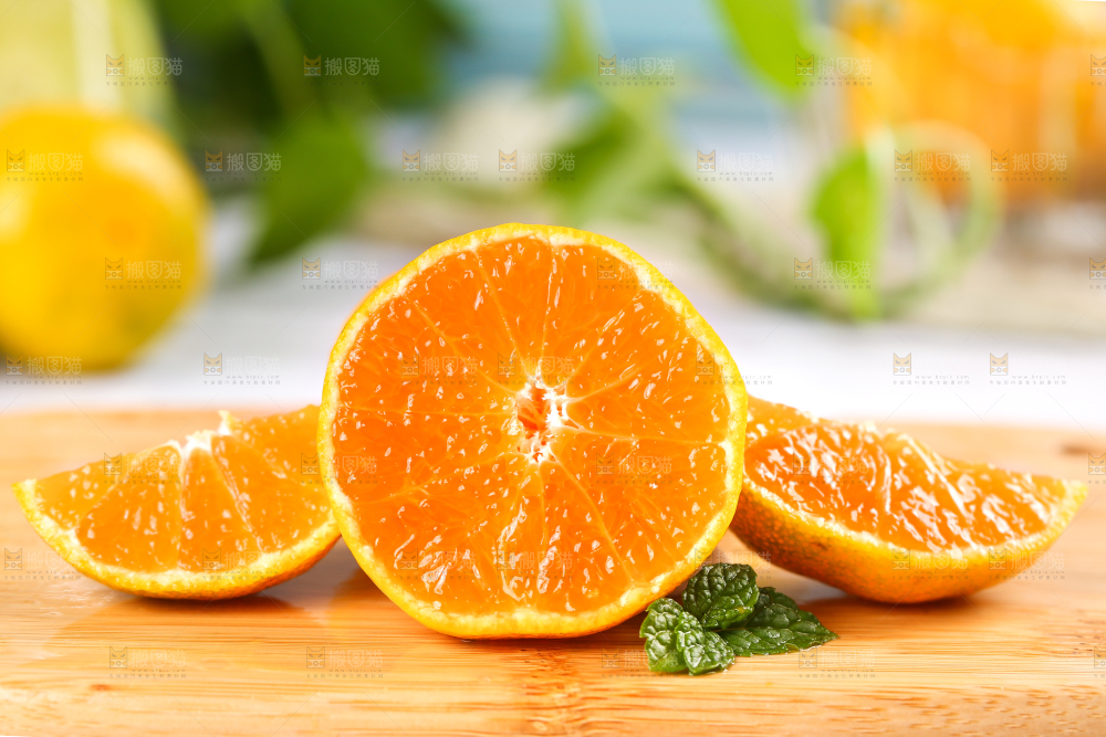 木板上放着无籽蜜桔