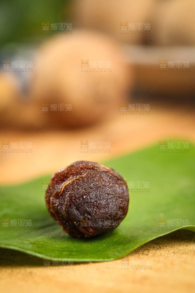叶子上放着桂圆干果肉