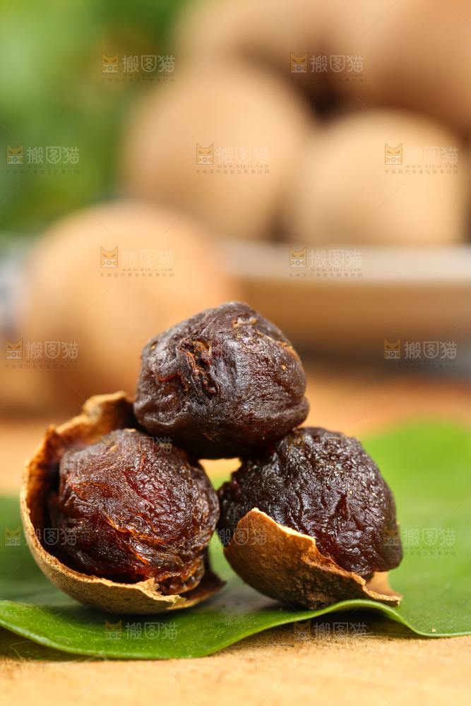 叶子上放着桂圆干果肉