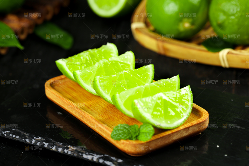 黑底上放着一盘青柠檬果肉