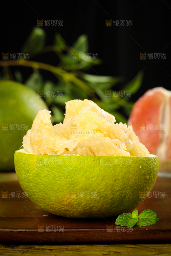 深底上放着泰国青柚果肉