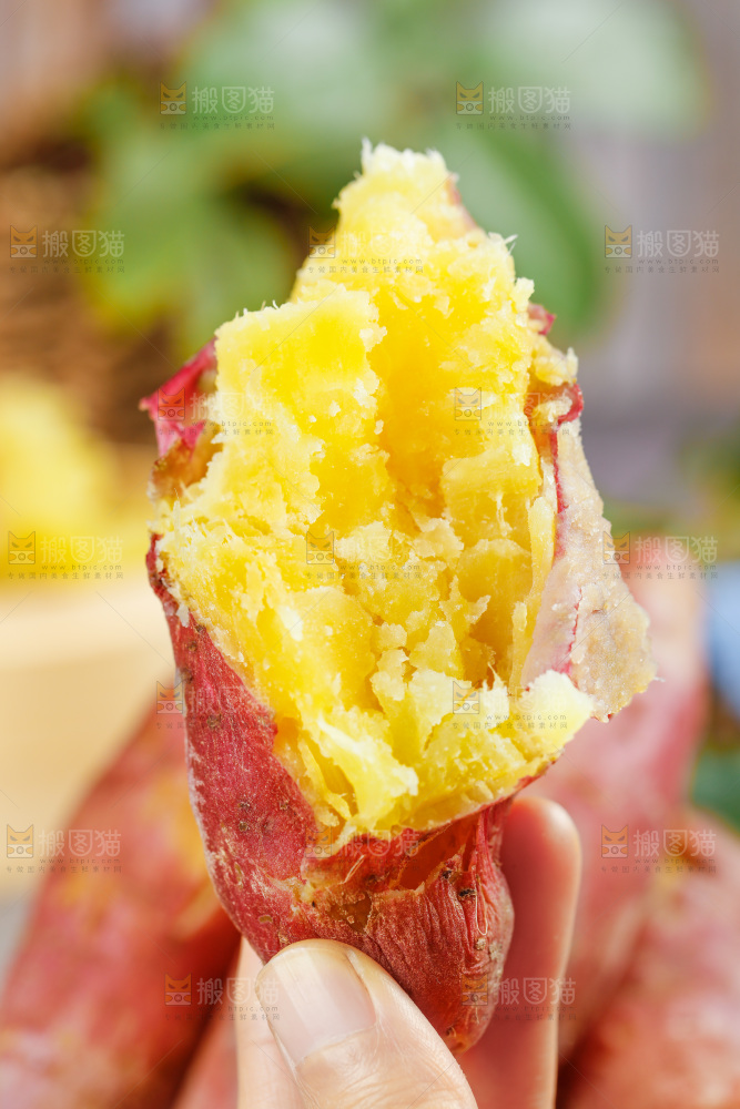 手上拿着板栗红薯