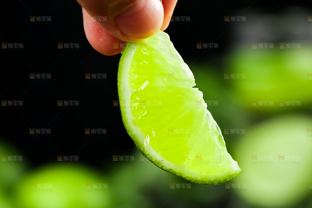 手上拿着无籽青柠檬