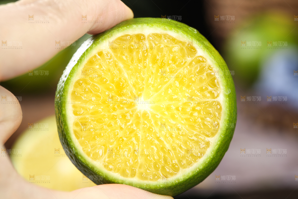 手上拿着贡柑