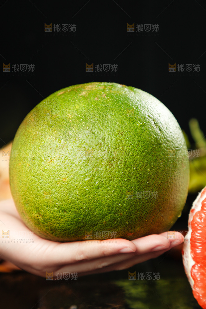 手上拿着泰国青柚