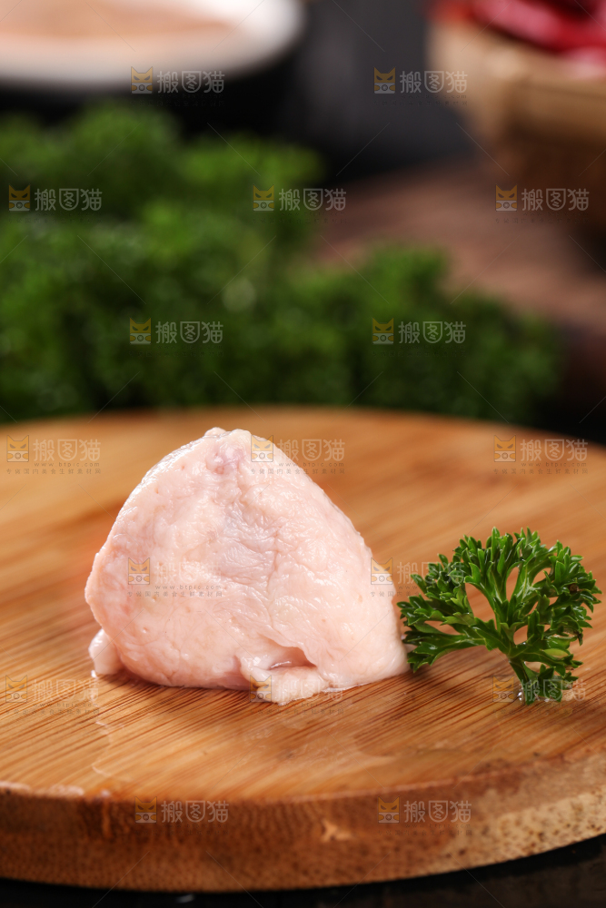 木板上放着鸡屁股