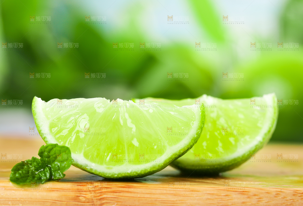 木板上切块的青柠檬