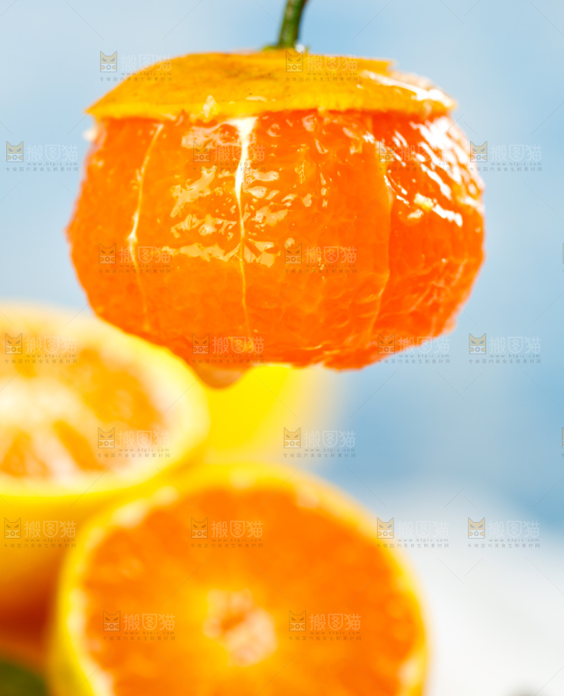 一个削皮的蜜橘