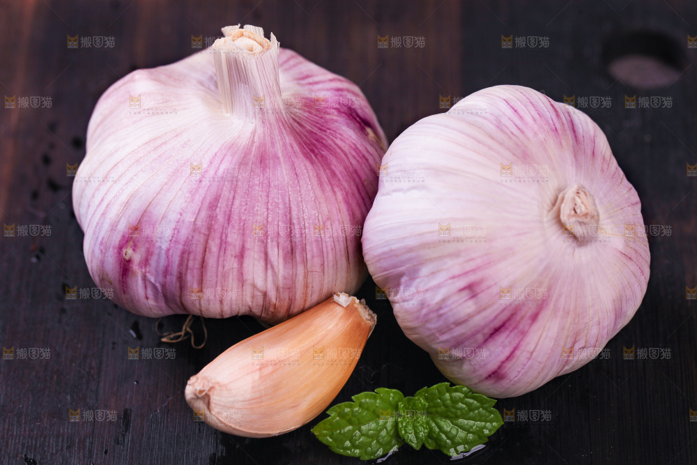 黑底上的紫皮大蒜