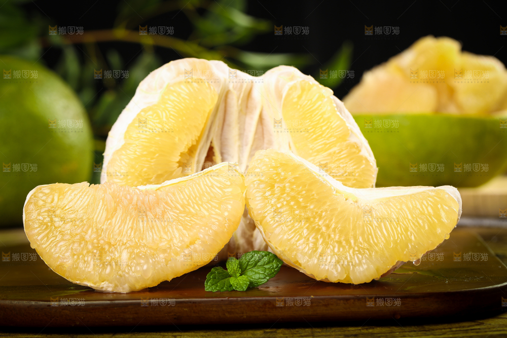 深底上放着泰国青柚果肉