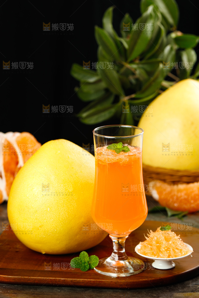 木底上的黄金柚和一杯蜜汁果汁