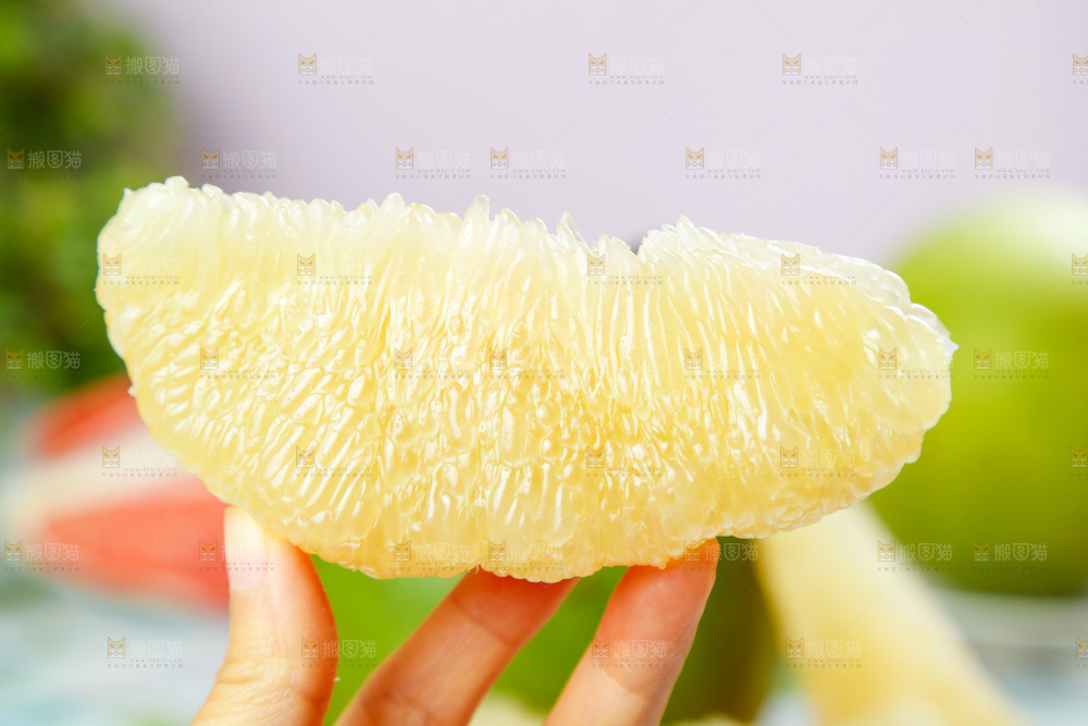 手上拿着柚子果肉