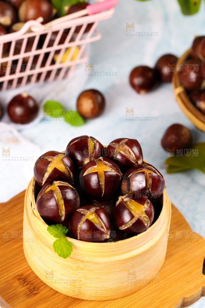 木板上蒸笼里熟的锥栗
