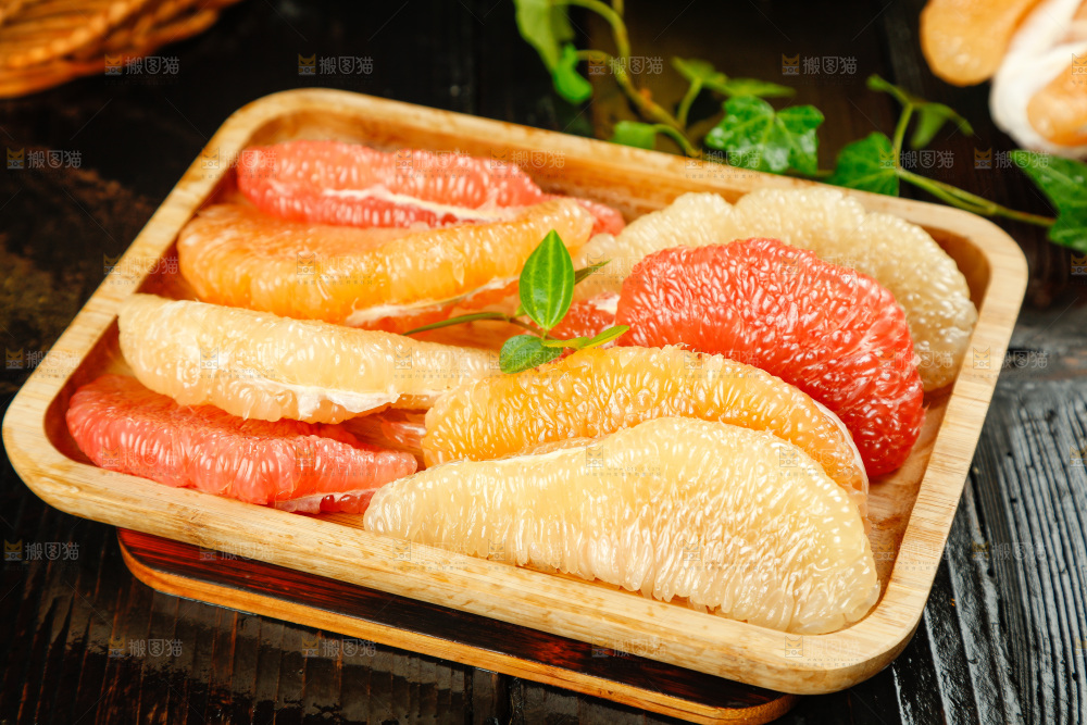 黑底上放着一盘平和三色蜜柚