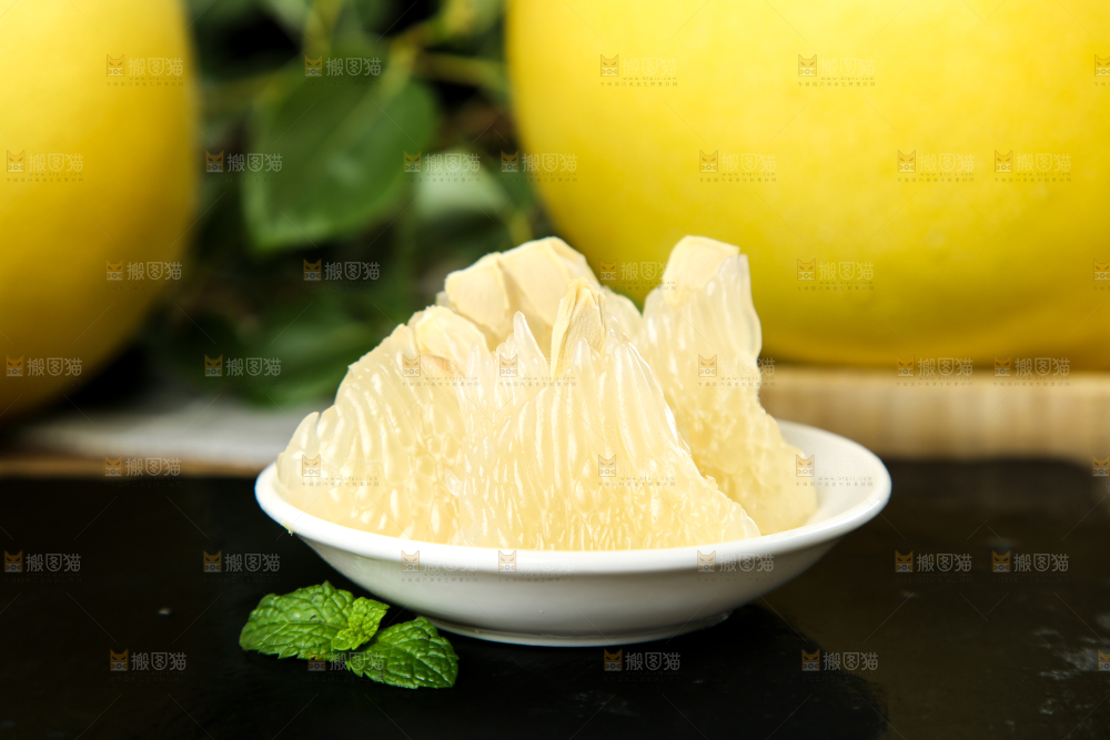 黑底上碟子里的白心柚