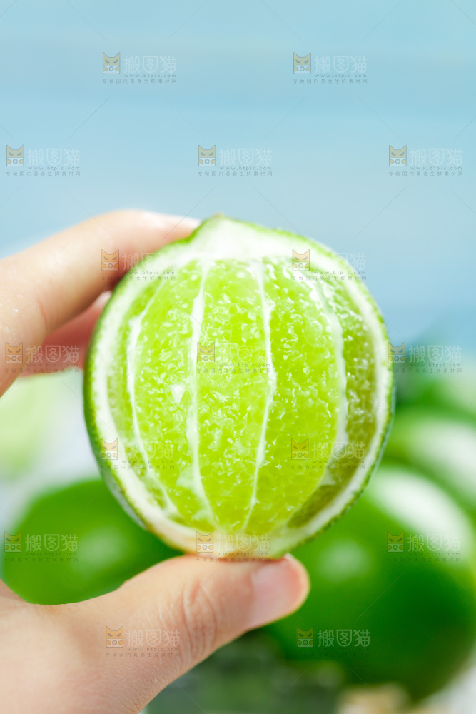 手上拿着青柠檬