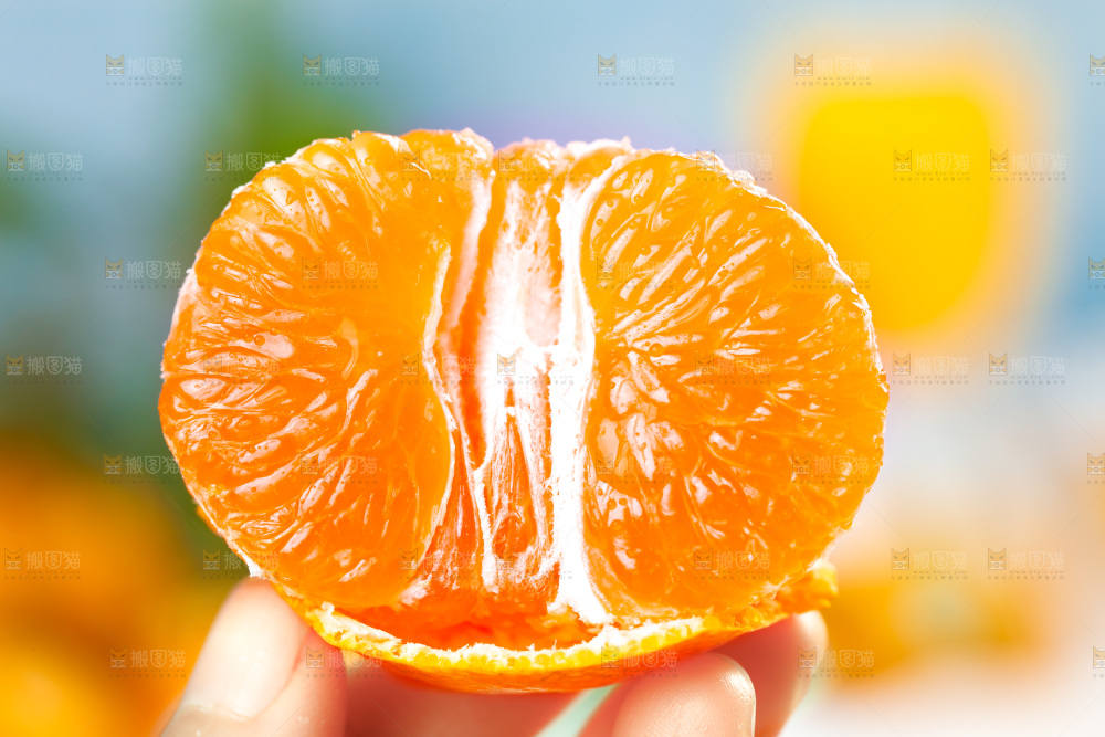 手上拿着无籽蜜桔
