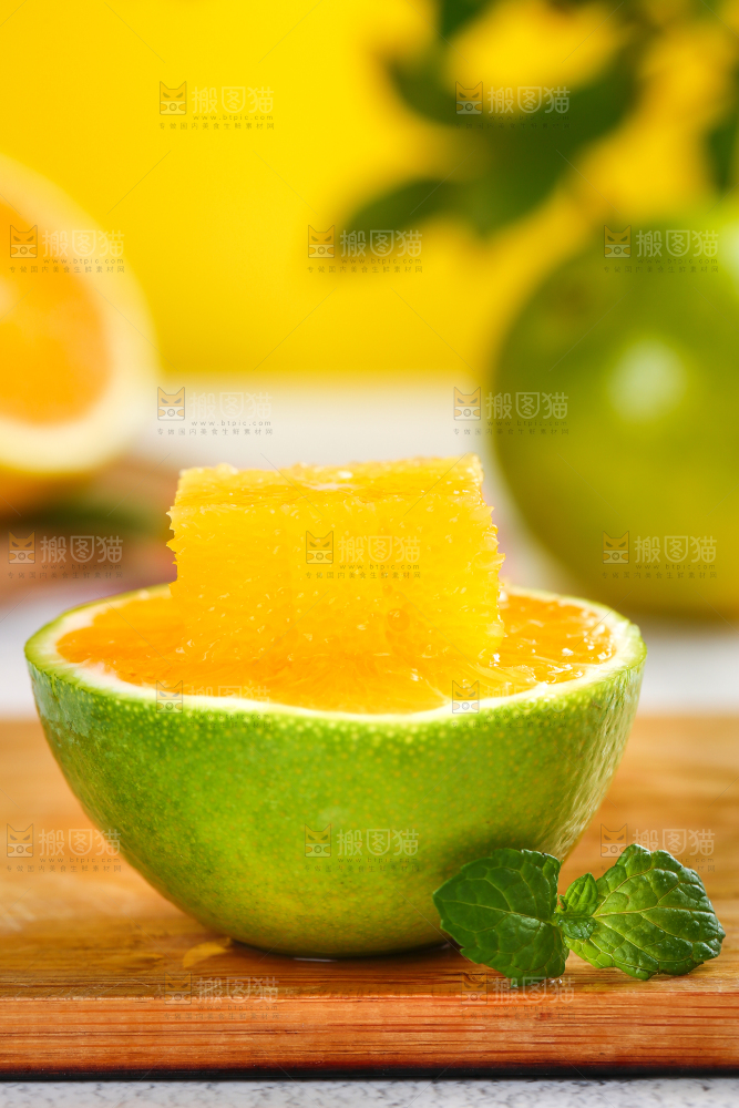 手上拿着夏橙果肉