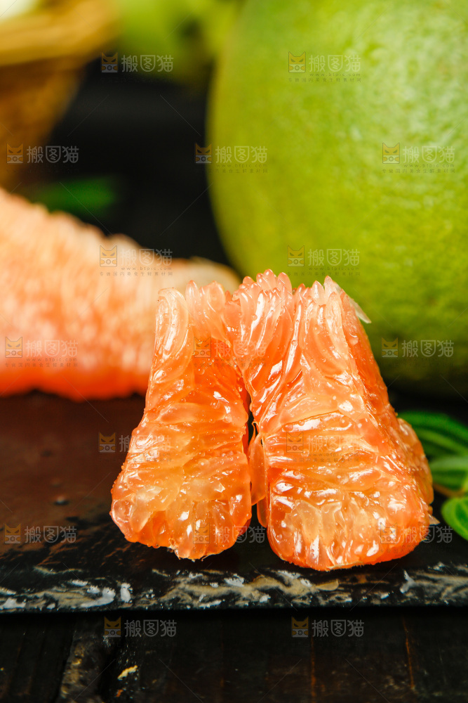 黑底上的红心柚