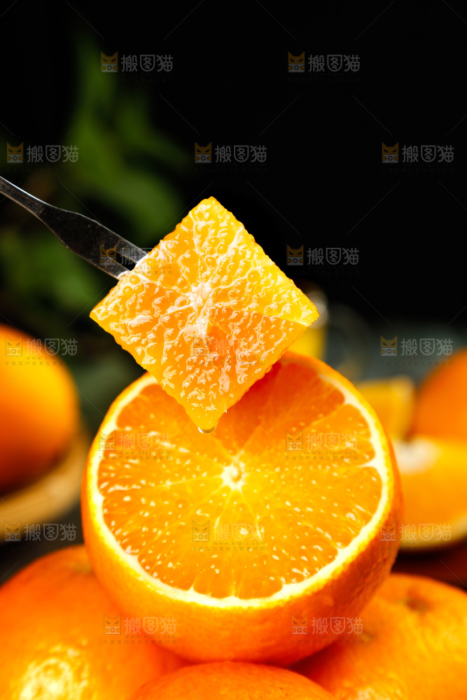 叉子上插着橙子果肉