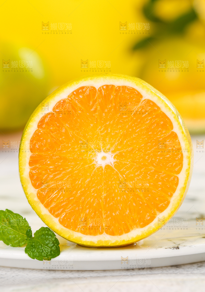 盘子里的半边脐橙