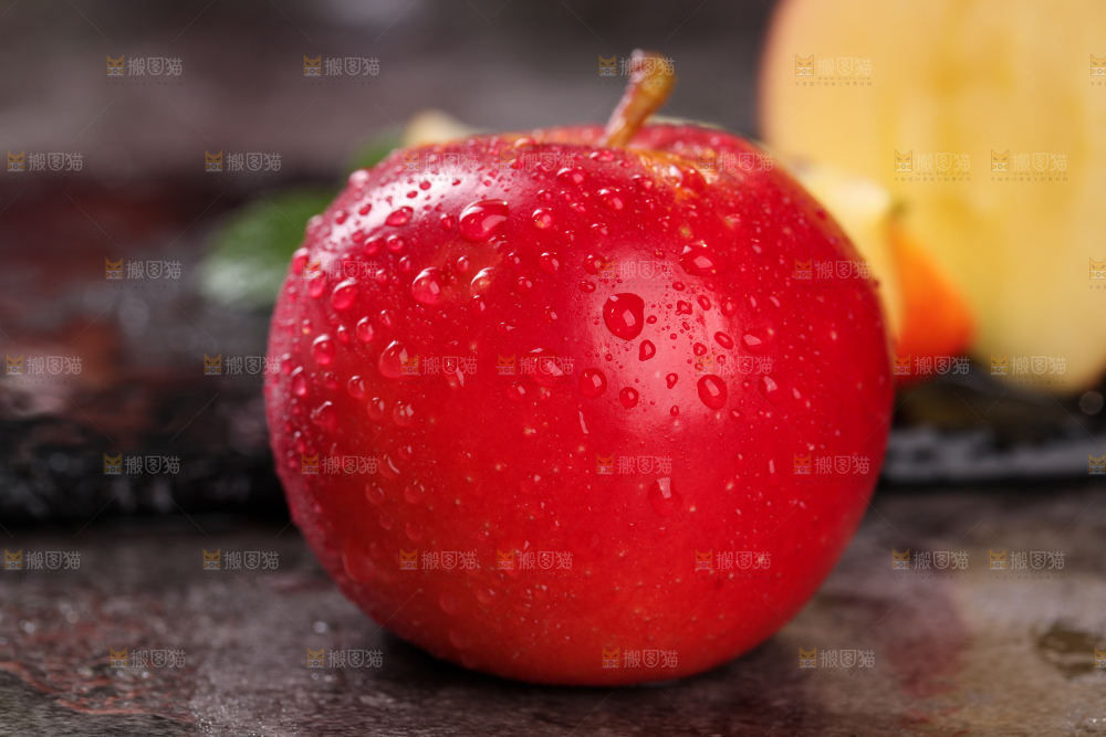 黑底上的火箭小苹果