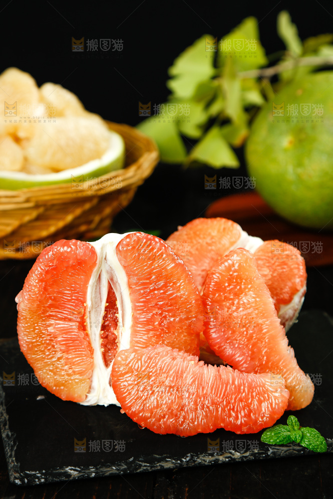 黑底上的泰国红心蜜柚果肉