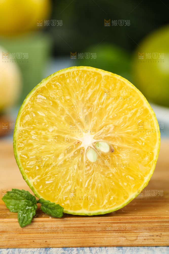 木板上切面的皇帝柑