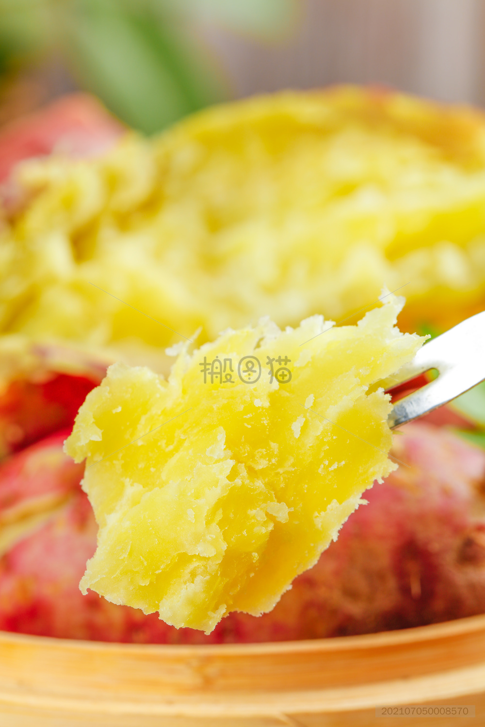 叉子上插着黄心蜜薯果肉