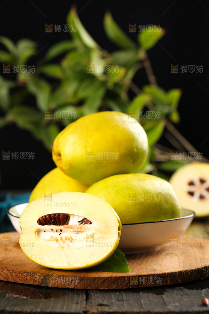 木板上放着一盘新鲜酸木瓜