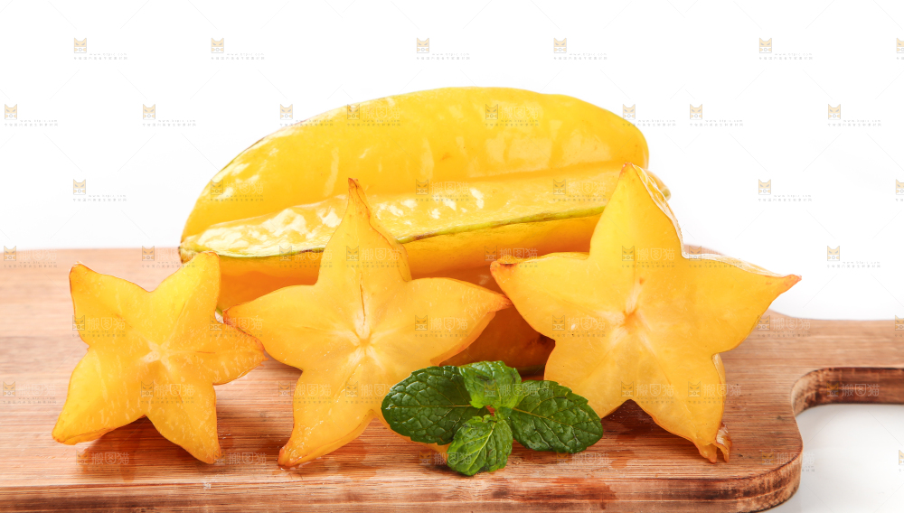 木板上摆放着杨桃