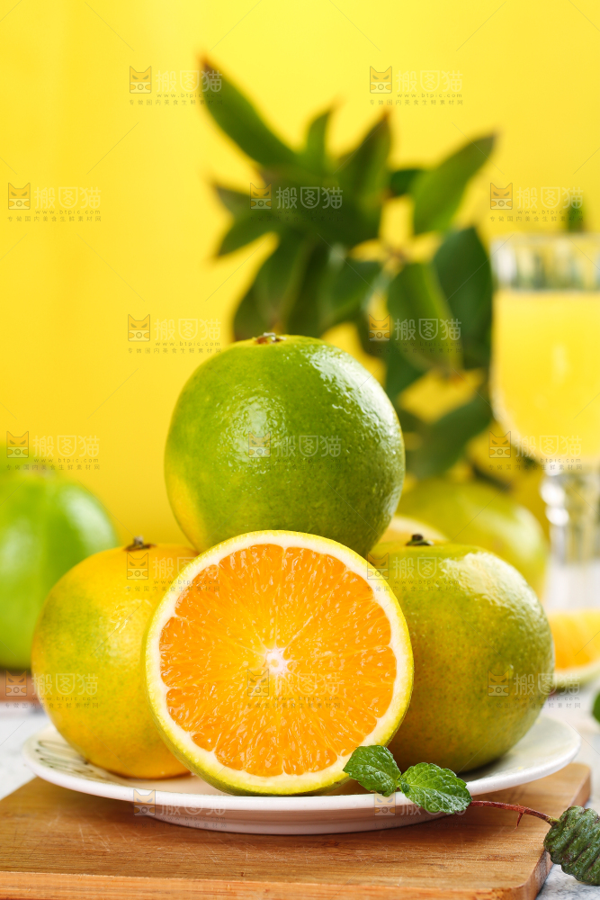木板上放着一盘新鲜夏橙