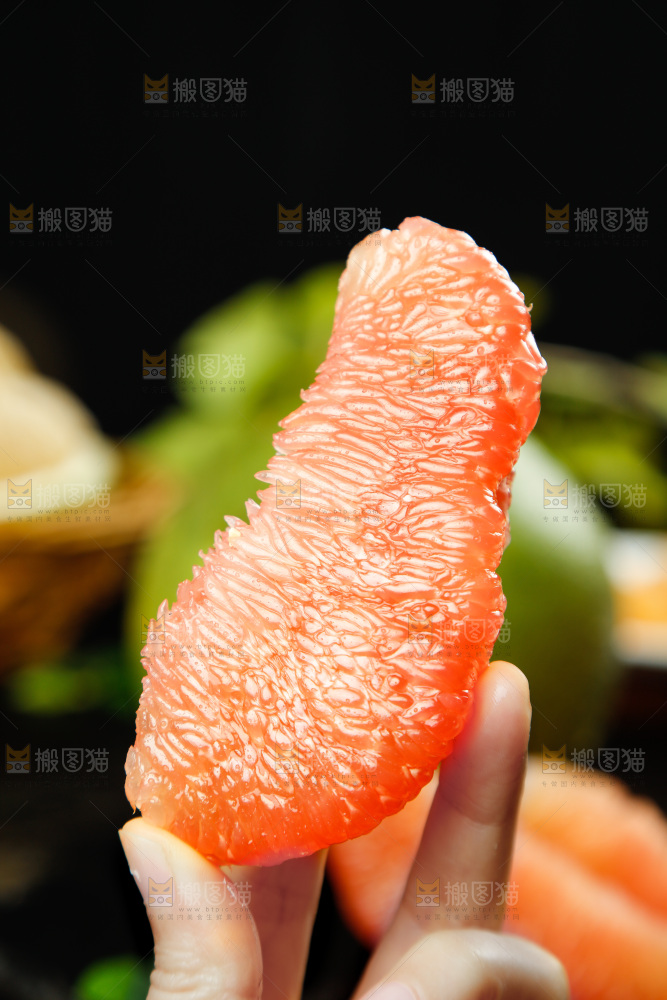 手上拿着红心青柚