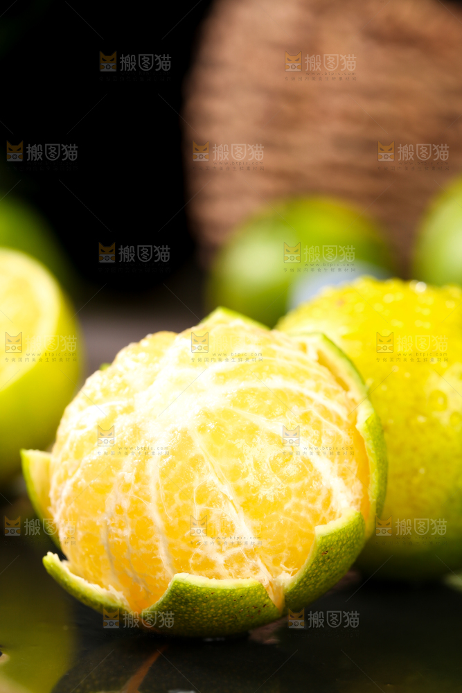 黑底上的皇帝贡柑和皇帝柑果肉