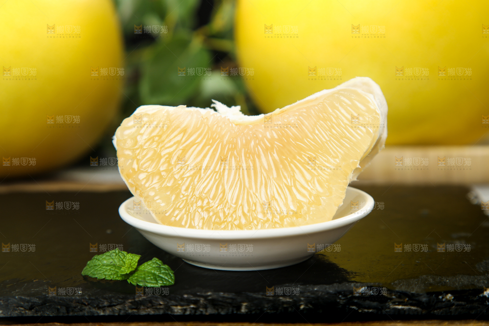 黑底上碟子里的白心柚