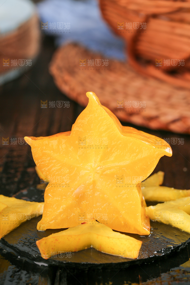 黑底上放着五角星杨桃
