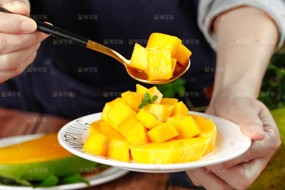 勺子上挖着芒果果肉