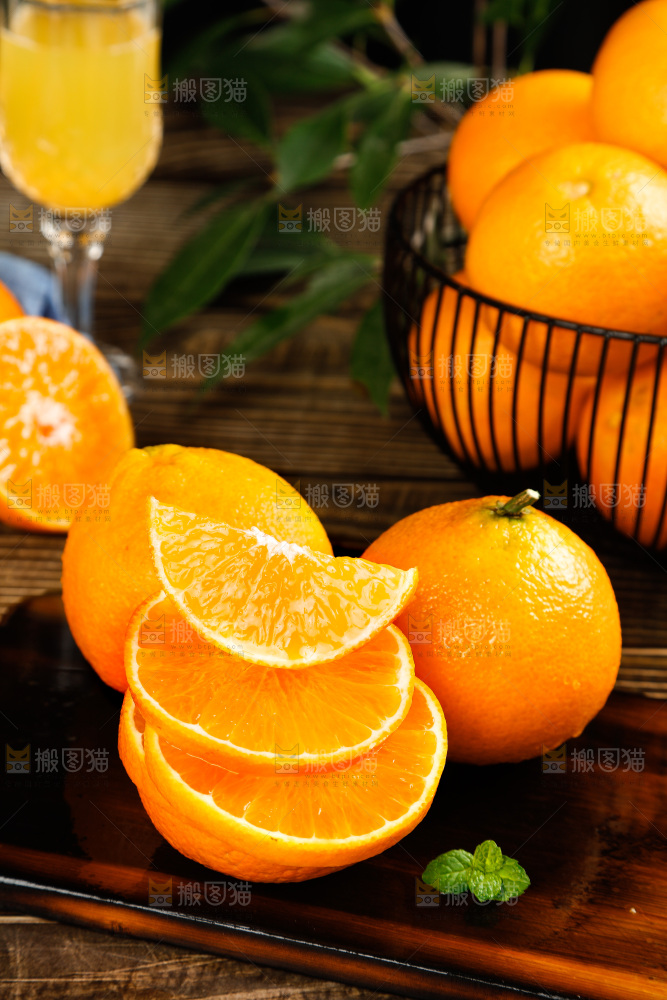 木底上的爱媛和切块的果冻橙