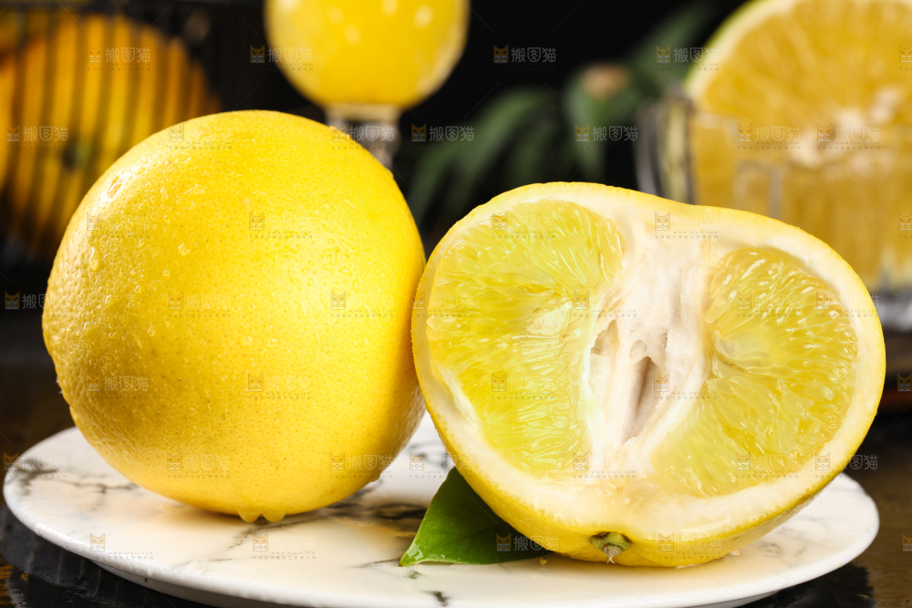 石盘里放着葡萄柚